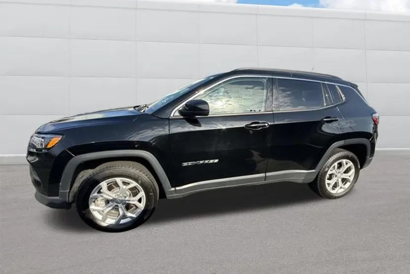2024 Jeep Compass Latitude photo 1