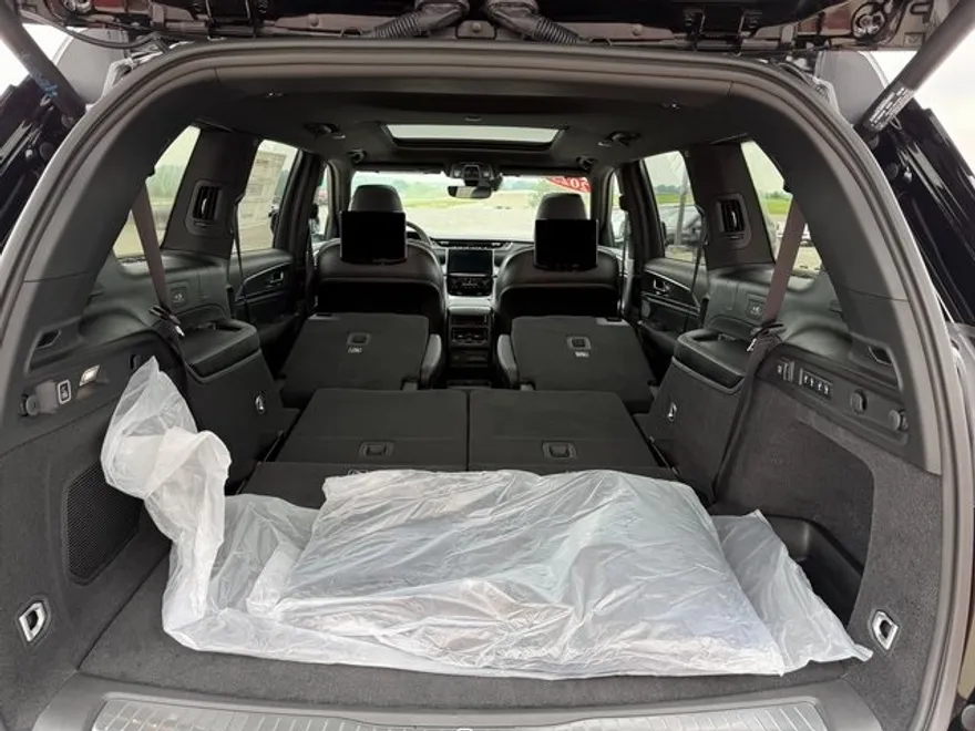 2025 Jeep Grand Cherokee Overland photo 12