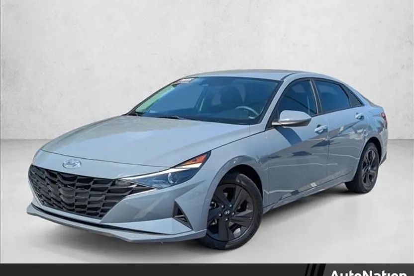 2022 Hyundai Elantra SEL photo 1