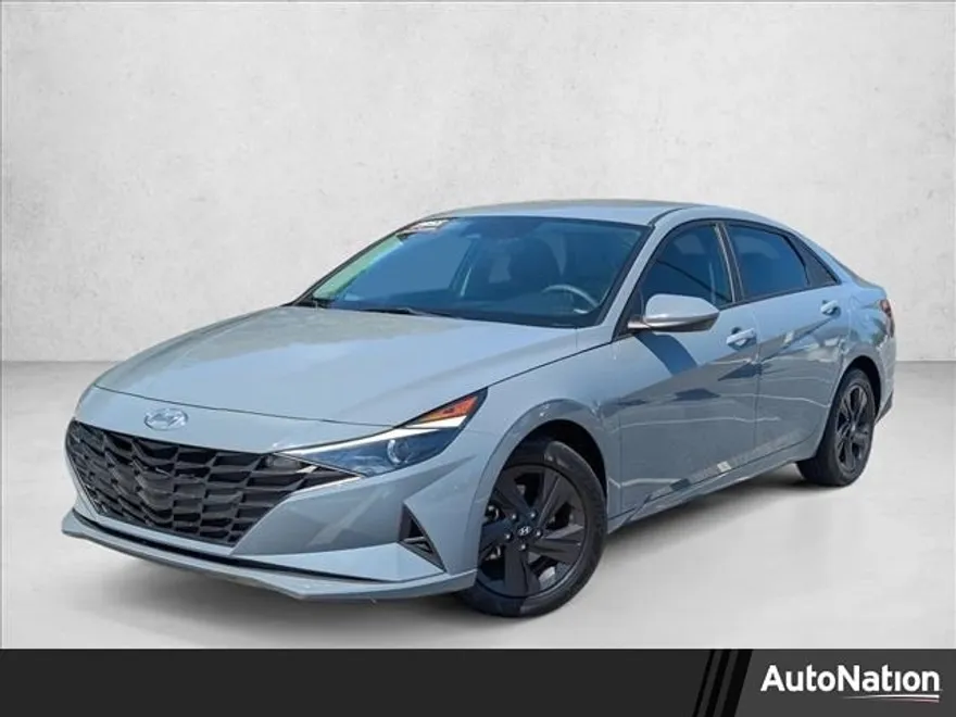 2022 Hyundai Elantra SEL photo 1