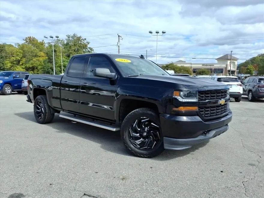 2018 Chevrolet Silverado 1500 Custom photo 1