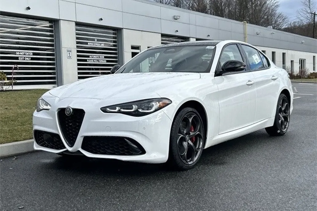 2025 Alfa Romeo Giulia photo 1