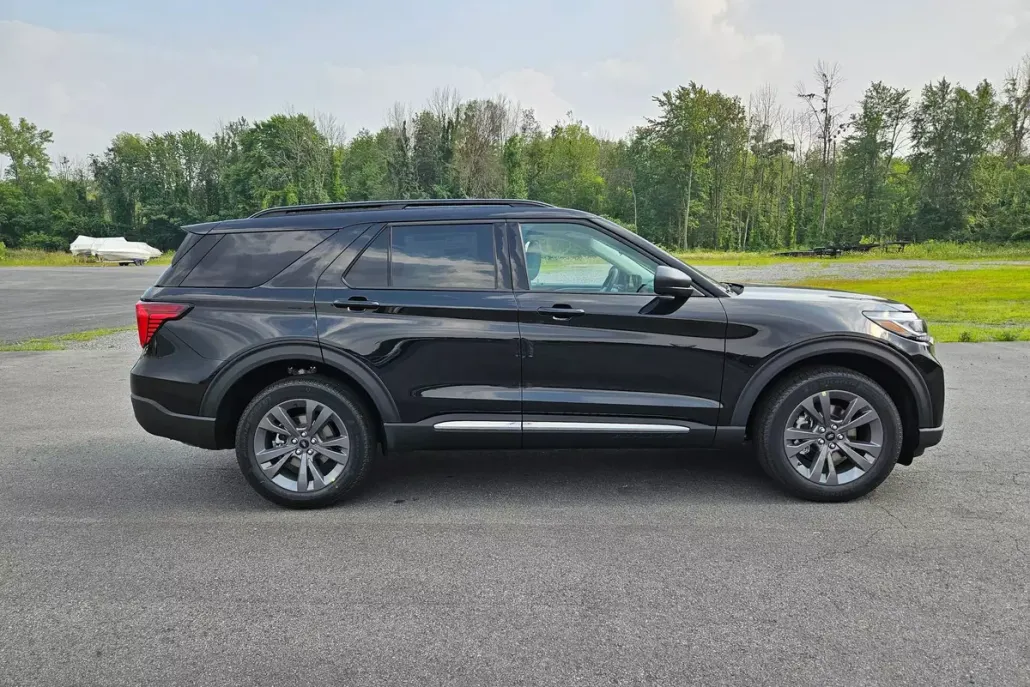 2025 Ford Explorer photo 1