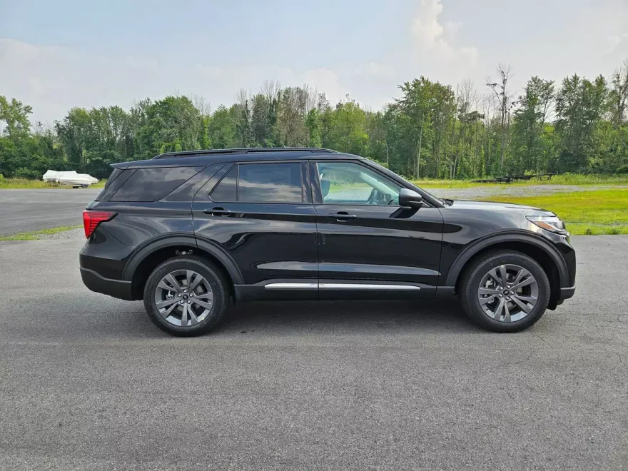 2025 Ford Explorer photo 1