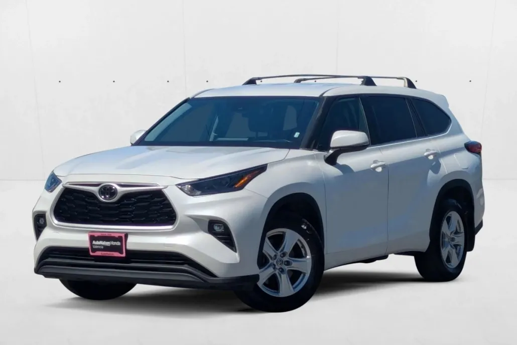 2022 Toyota Highlander LE photo 1