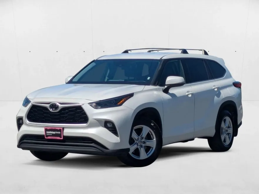 2022 Toyota Highlander LE photo 1