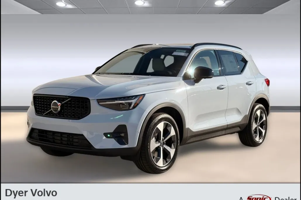 2026 Volvo XC40 Plus photo 1