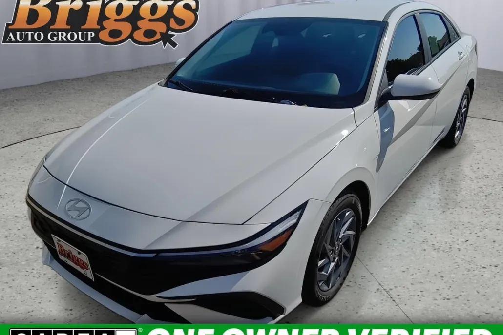 2024 Hyundai Elantra SEL photo 1
