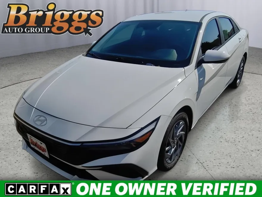 2024 Hyundai Elantra SEL photo 1