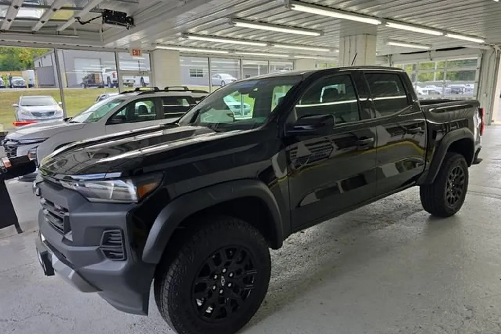2024 Chevrolet Colorado Trail Boss photo 1