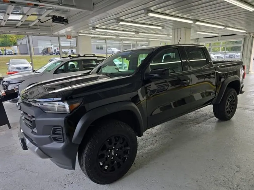 2024 Chevrolet Colorado Trail Boss photo 1