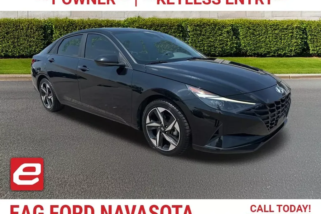 2023 Hyundai Elantra SEL photo 1