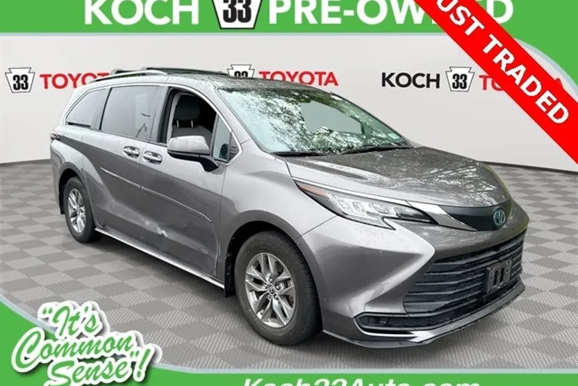 2022 Toyota Sienna LE photo 1