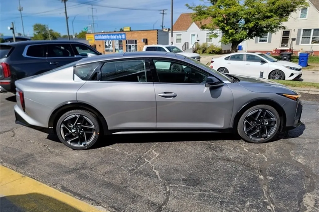 2025 Kia K4 GT-Line photo 1