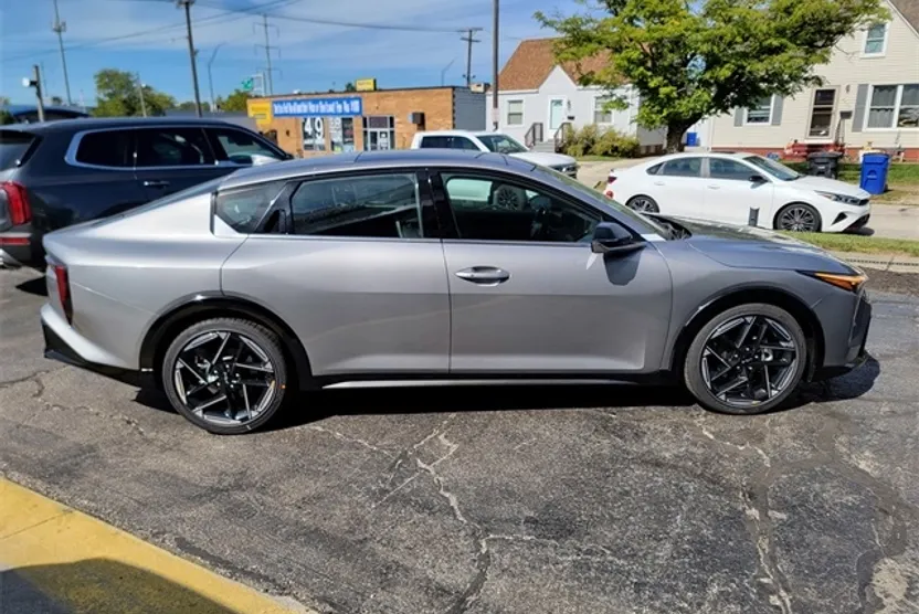 2025 Kia K4 GT-Line photo 1