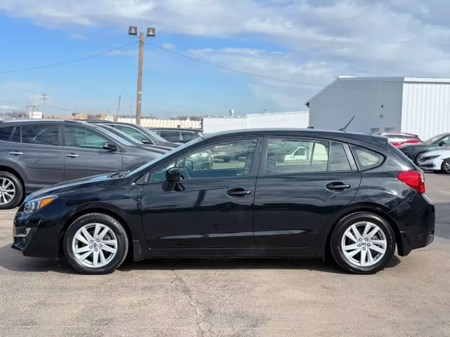 2016 Subaru Impreza 2.0i Premium photo 1
