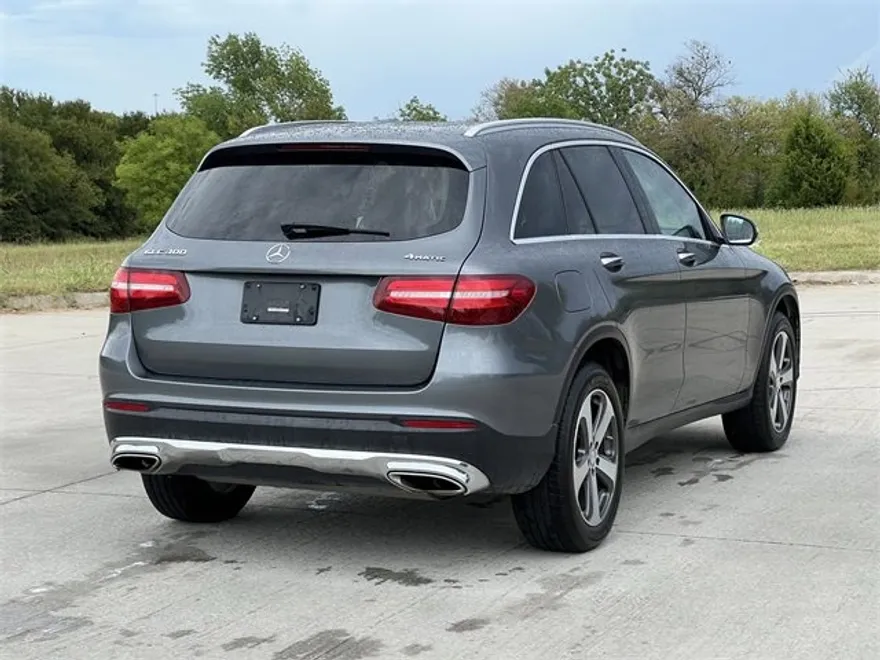 2017 Mercedes Benz GLC 300 4MATIC photo 1