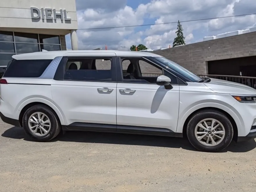 2024 Kia Carnival LX photo 1