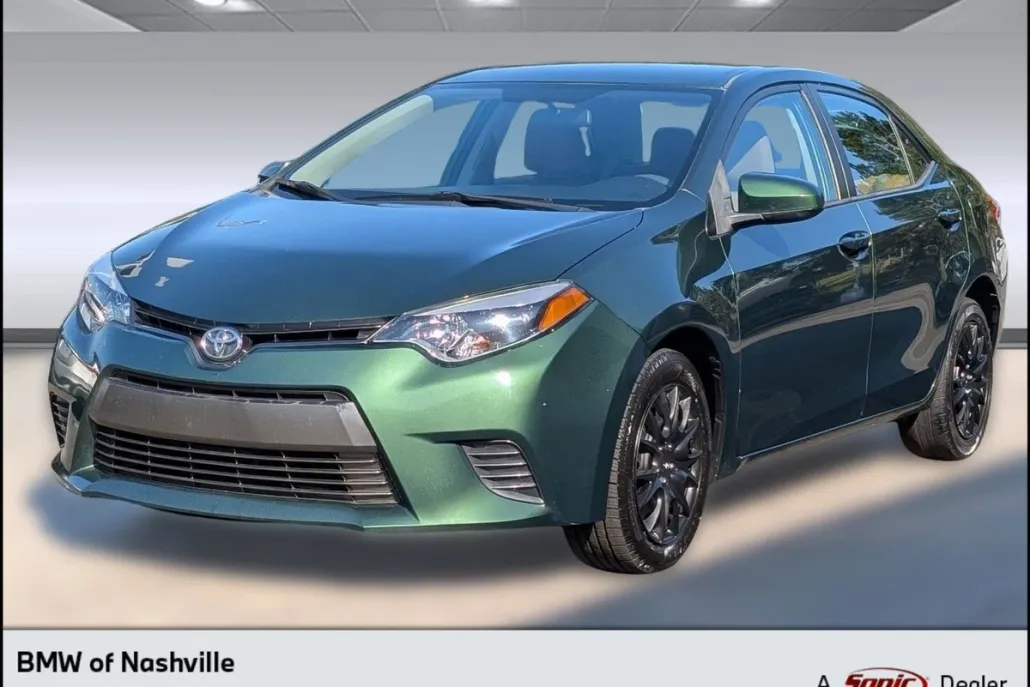 2015 Toyota Corolla LE photo 1