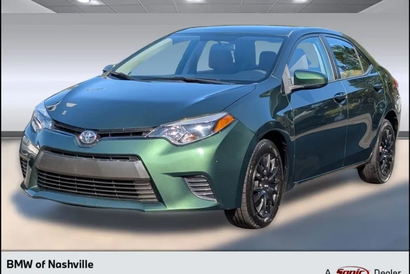 2015 Toyota Corolla LE photo 1