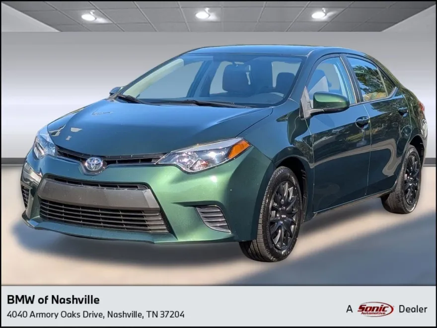 2015 Toyota Corolla LE photo 1