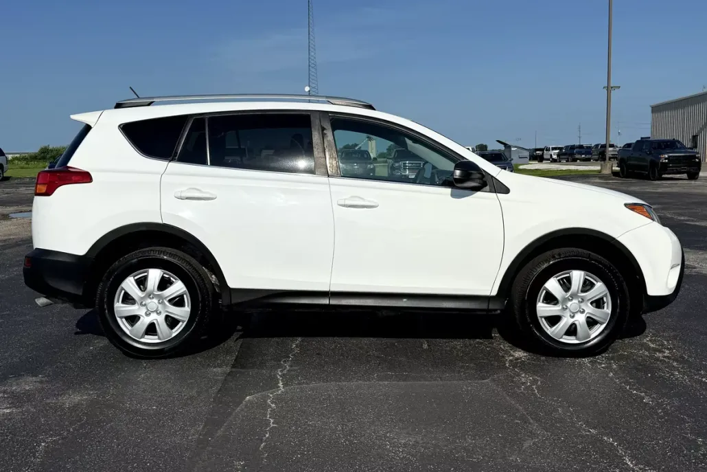 2014 Toyota RAV4 LE photo 1