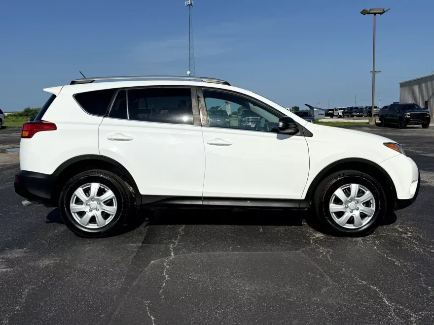 2014 Toyota RAV4 LE photo 1