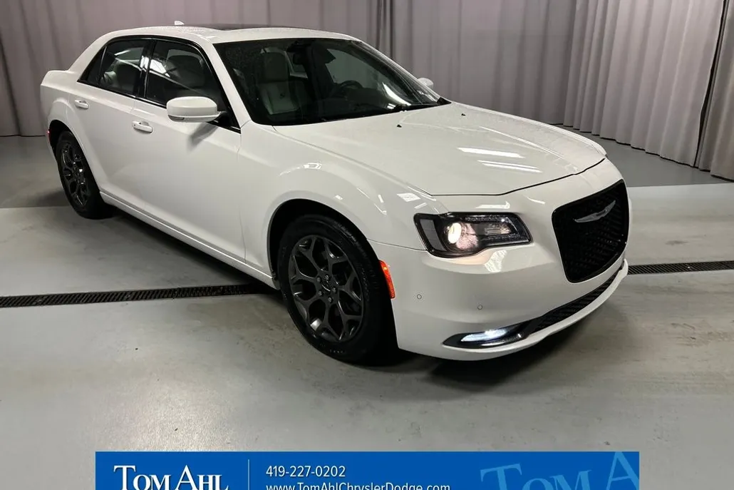 2017 Chrysler 300 S photo 1