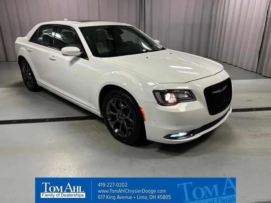 2017 Chrysler 300 S photo 1