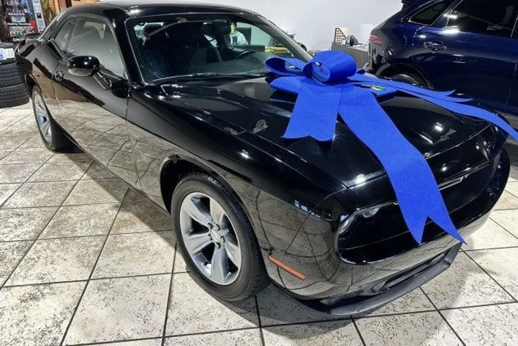 2016 Dodge Challenger SXT photo 1