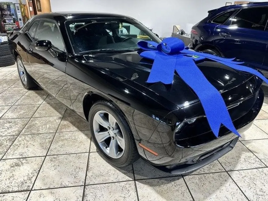 2016 Dodge Challenger SXT photo 1