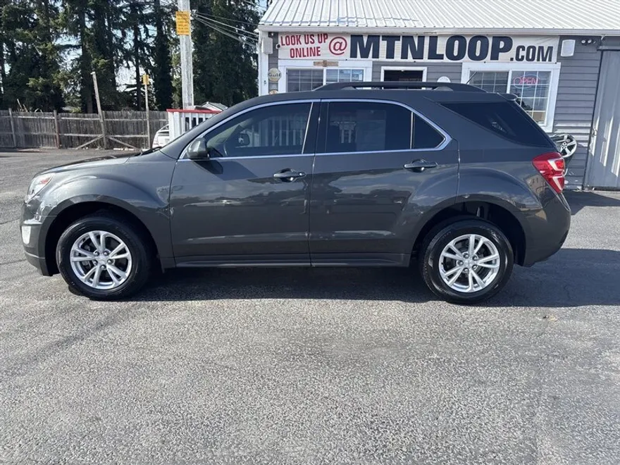 2017 Chevrolet Equinox LT photo 1