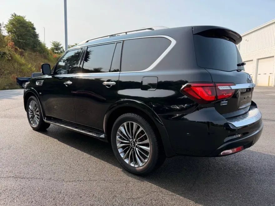 2019 Infiniti QX80 Luxe photo 1