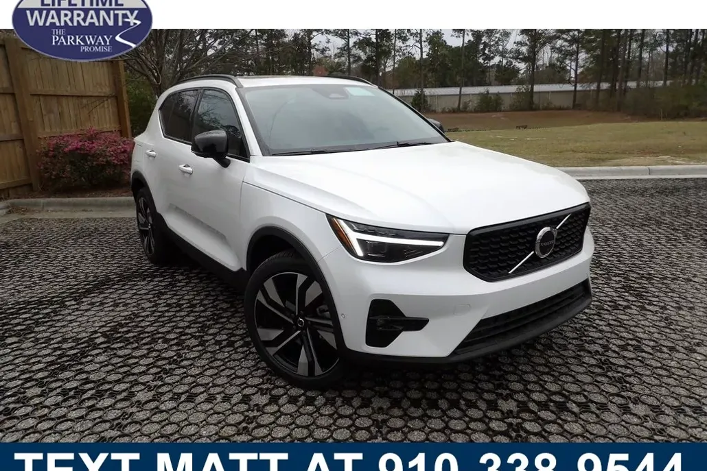 2025 Volvo XC40 photo 1