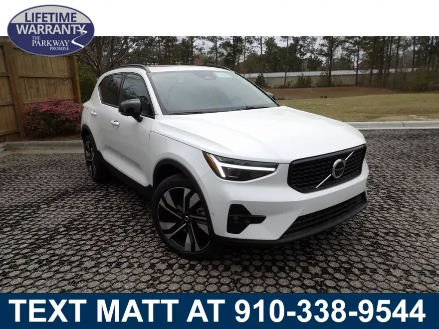 2025 Volvo XC40 photo 1