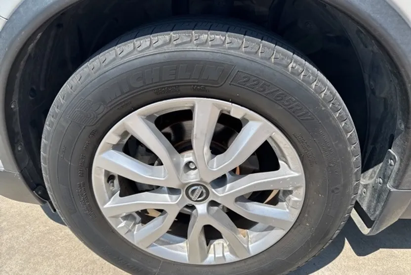 2017 Nissan Rogue SV photo 1