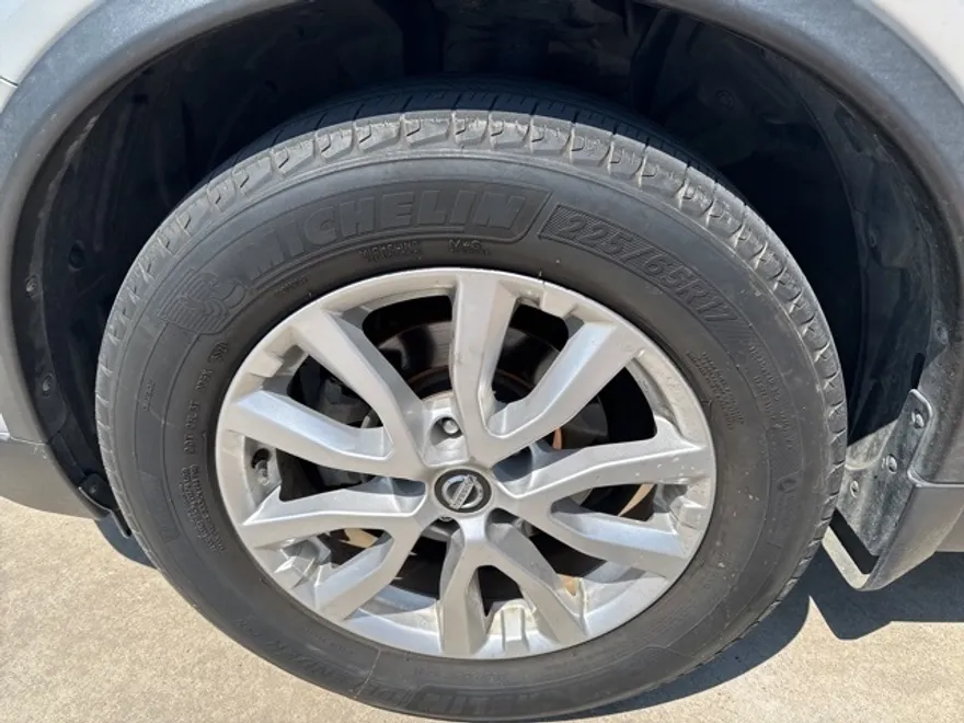 2017 Nissan Rogue SV photo 1