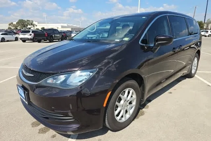 2017 Chrysler Pacifica Touring photo 1