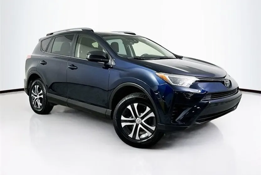 2018 Toyota RAV4 LE photo 1