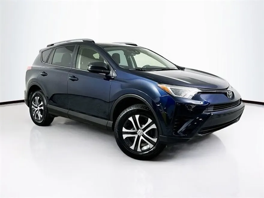 2018 Toyota RAV4 LE photo 1