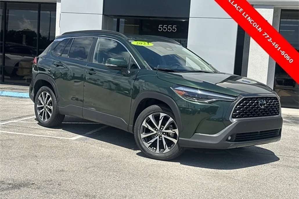 2023 Toyota Corolla Cross XLE photo 1
