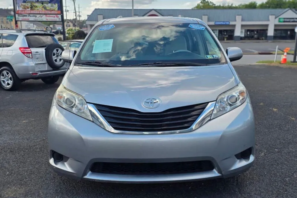 2013 Toyota Sienna LE photo 1
