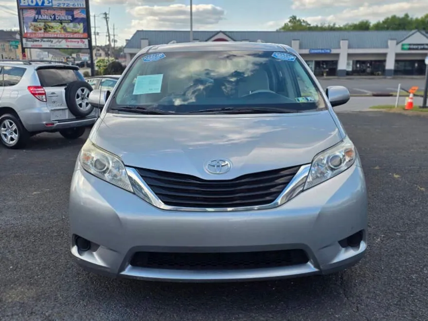2013 Toyota Sienna LE photo 1