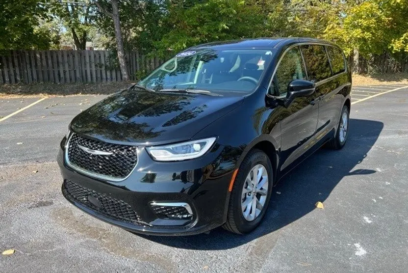 2024 Chrysler Pacifica Touring L photo 1