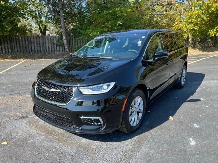 2024 Chrysler Pacifica Touring L photo 1