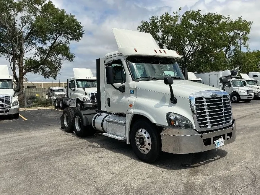 2019 Freightliner Cascadia 125" Sleeper Cab photo 1