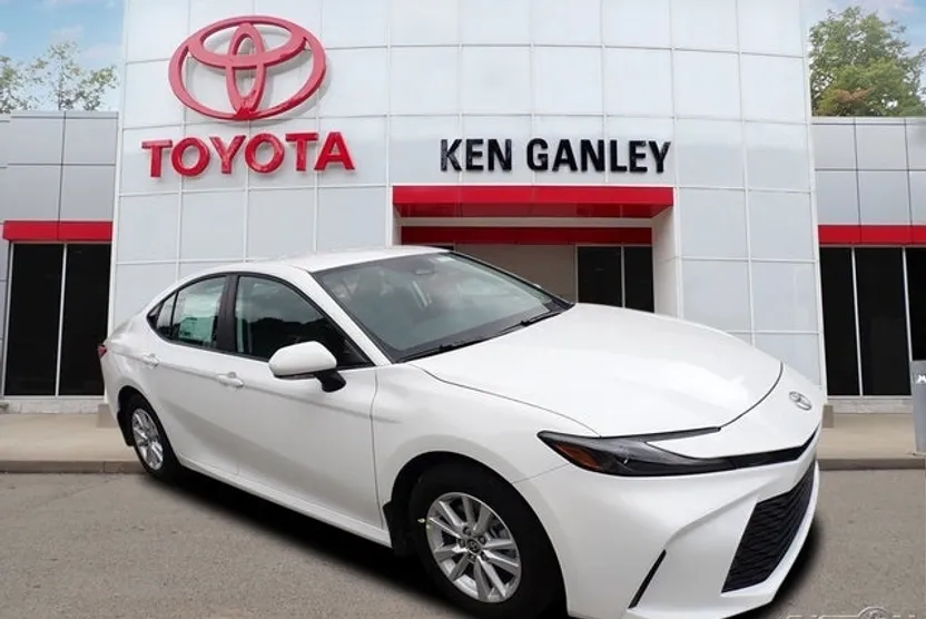 2025 Toyota Camry LE photo 1