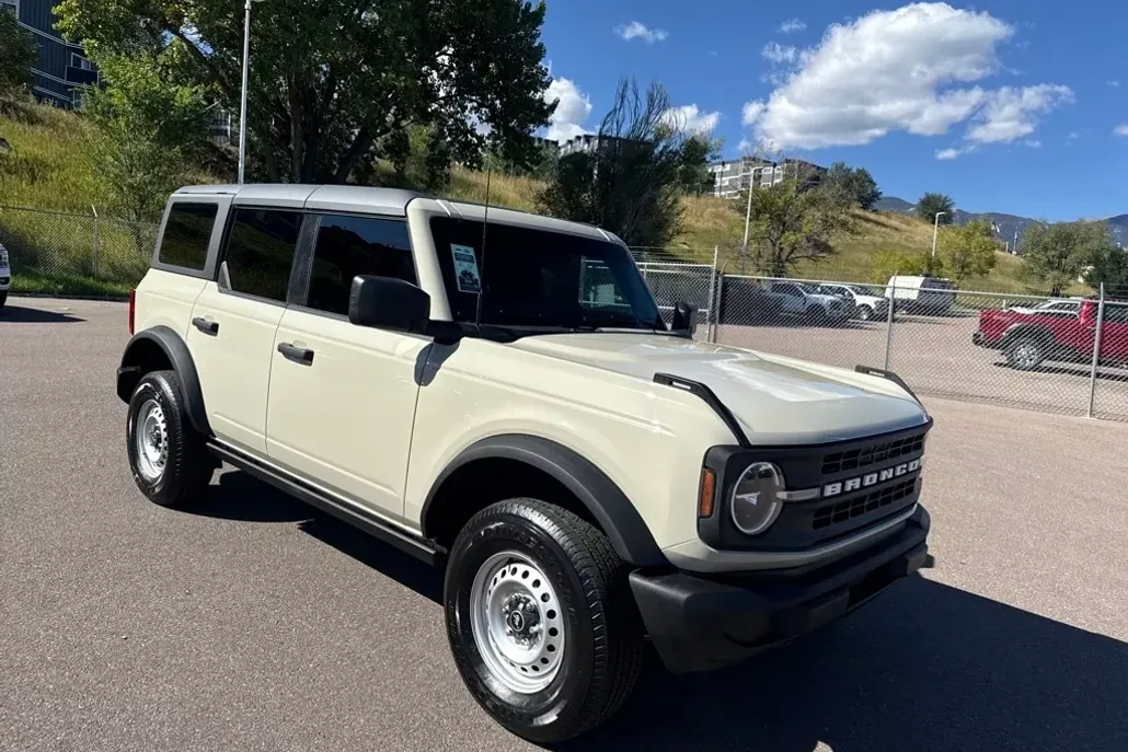 2025 Ford Bronco Base photo 1