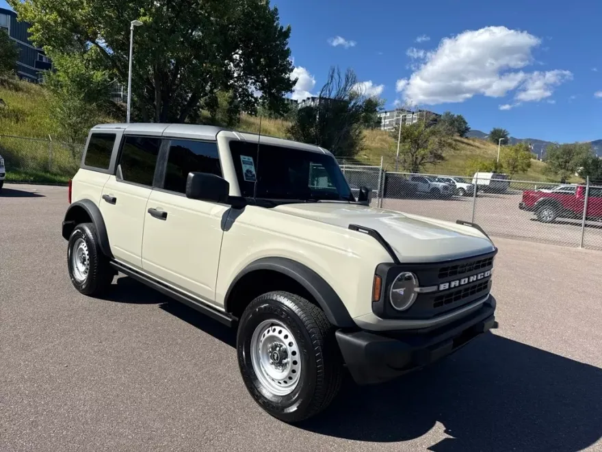2025 Ford Bronco Base photo 1