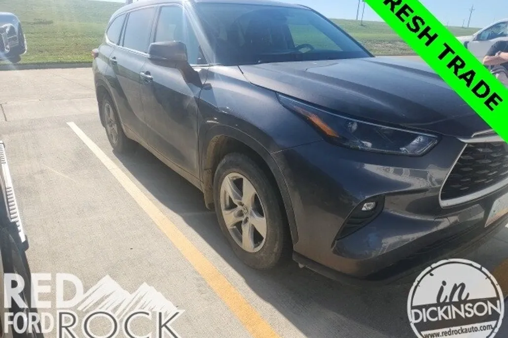 2022 Toyota Highlander LE photo 1